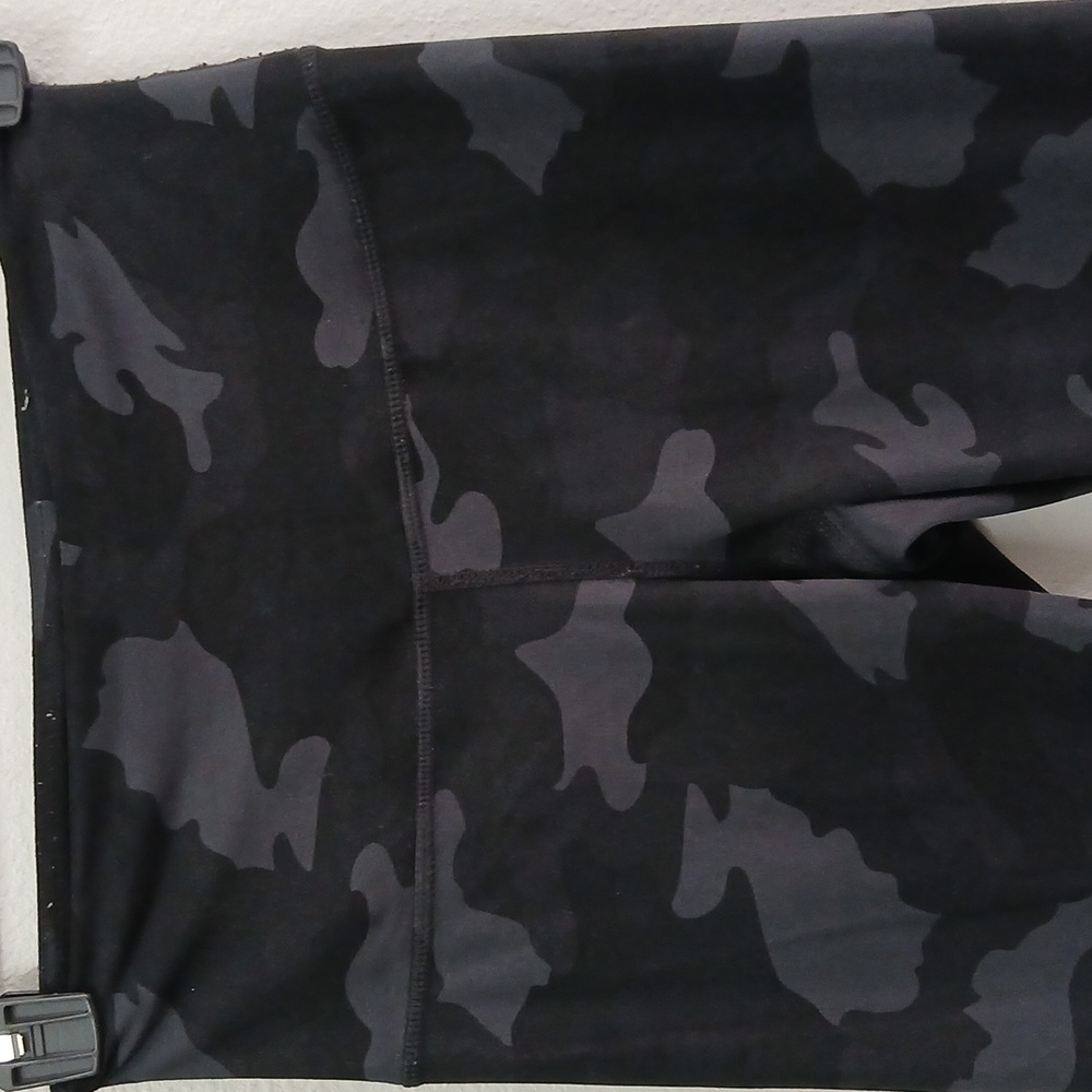 Yogalicious Lux Black Camo Leggings Size Small - Picture 4 of 8